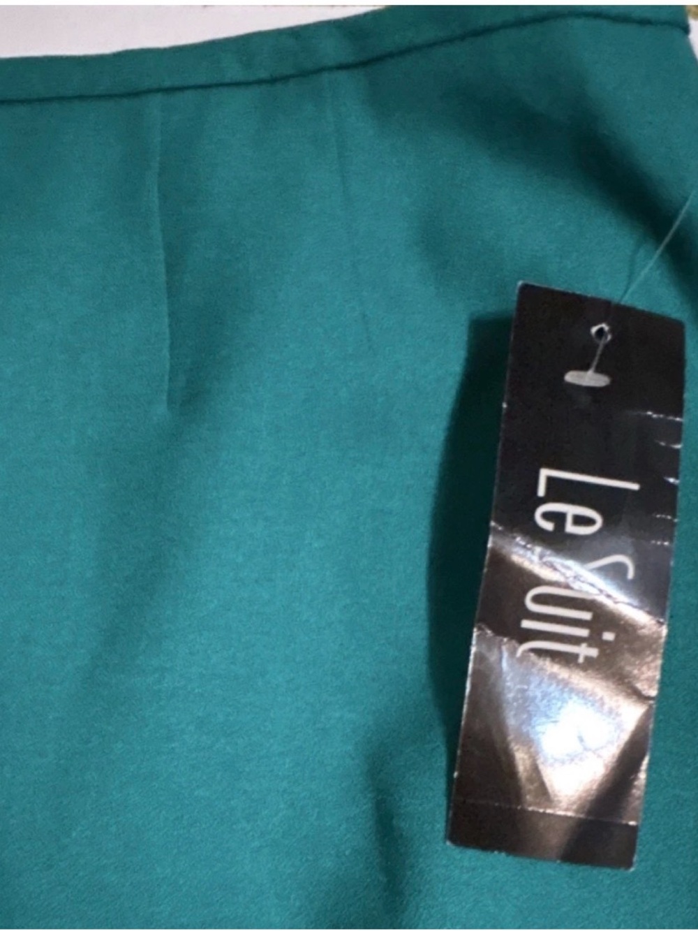 Le Suit Teal Size Label Accent